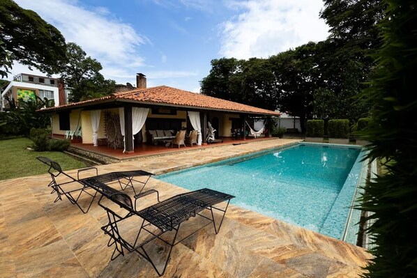 hermosa y amplia finca con piscina
