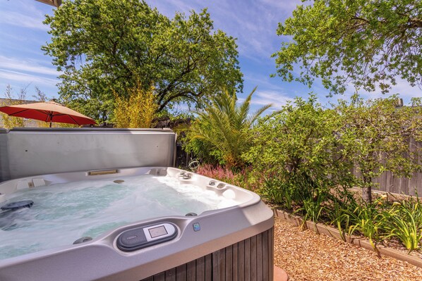 Large, comfy, Jacuzzi hot tub