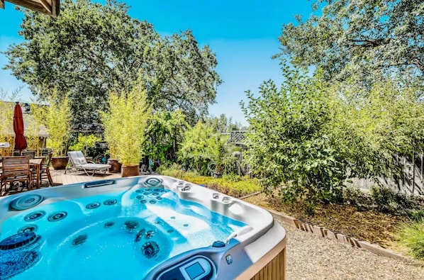 Large, comfy, Jacuzzi hottub