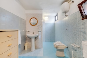 Salle de bain avec douche