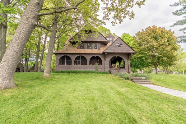 Welcome to your own slice of paradise and history in the heart of the Thousand Islands!