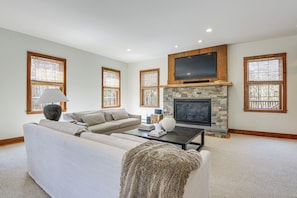 Living Room | Smart TV | Fireplace | 1st Floor