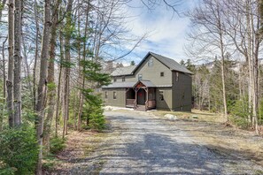 Home Exterior | Private 1-Acre Property