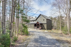 Home Exterior | Private 1-Acre Property