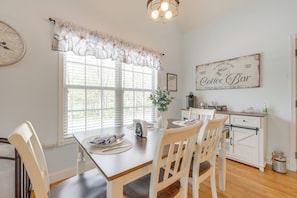Dining Table | Dishware & Flatware