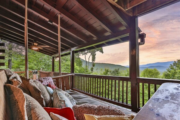 Enjoy Laying In The Porch Bed Looking At The Mountains 