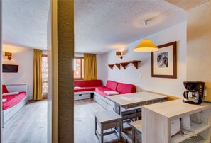 Lean back and take it easy in the inviting living space.