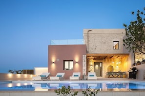 Balarina Residence features 4 beautifully appointed bedrooms, comfortably accommodating up to 8 guests