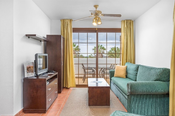 Vintage-inspired living area with plush seating, perfect for unwinding after a day of exploration.