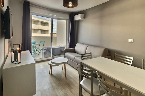 Relax and rejuvenate in the cozy living room. Please note that the TV is not provided.