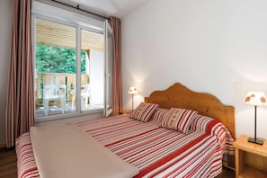 Get a good night's rest in the lovely master bedroom with a Double bed..