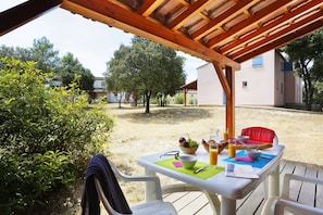 Enjoy your wine with the sunshine on your private terrace!