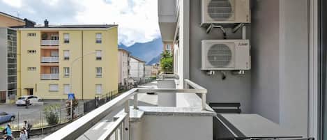 Apartment, Residential Area, Balcony, Urban Design, Condominium, Daylighting