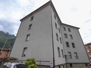 Building, Wall, Window, Residential Area, Neighbourhood, Apartment, Urban Design, Human Settlement, Home, Condominium