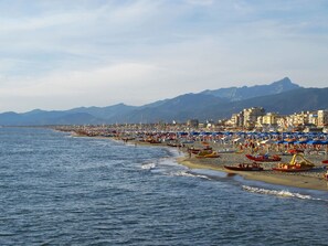 Sky, Mountainous Landforms, Mountain, Horizon, Hill, Coast, Coastal And Oceanic Landforms, Sea, Mountain Range, Beach
