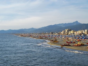 Sky, Mountainous Landforms, Mountain, Horizon, Hill, Coast, Coastal And Oceanic Landforms, Sea, Mountain Range, Beach