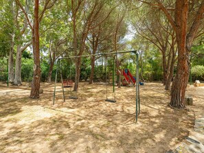 Tree, Wood, Branch, Public Space, Trunk, Shade, Woody Plant, Outdoor Play Equipment, Woodland, Park