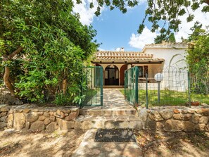 Shade, Estate, Hacienda, Garden, Landscaping, Backyard, Yard, Gate, Fence, Villa