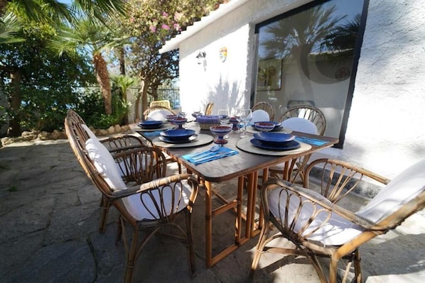 Outdoor dining