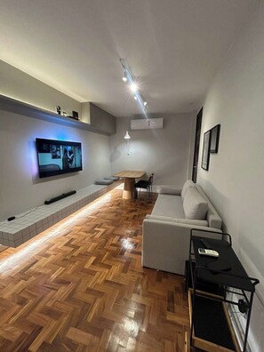Dinnertable integrated with TV rack. Seating for 4.