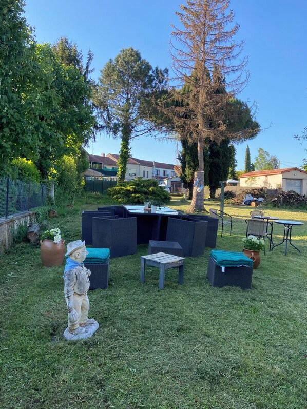 Jardin 1400 m2 clôture avec salon de jardin et transats et plancha