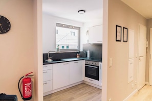Fully equipped fitted kitchen with hob, dishwasher, oven, fridge and freezer. (1)