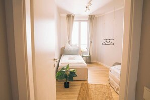 Small bedroom with 2 single beds (90x200). (1)