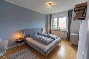 Schlafzimmer mit Kingsize Bett (180x200cm)