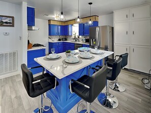 Full Size Kitchen with Breakfast Bar