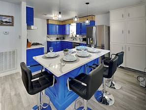 Full Size Kitchen with Breakfast Bar