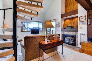 Find peace and relaxation with your close friends and family in this stunning living room featuring natural decor.