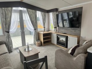 BORDEAUX LODGE 2 LOUNGE