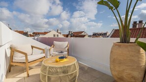 Unwind in style. This chic lounge spot is perfect for sunset drinks and slow mornings with coffee and a view.
#RooftopRelaxation #LisbonRooftops #SlowTravel #BoutiqueStay