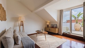 Indoor comfort meets outdoor charm. Step from your stylish living room straight onto the sun-kissed terrace.
#IndoorOutdoorLiving #DesignStay #LisbonVibes #LovelyStayExperience