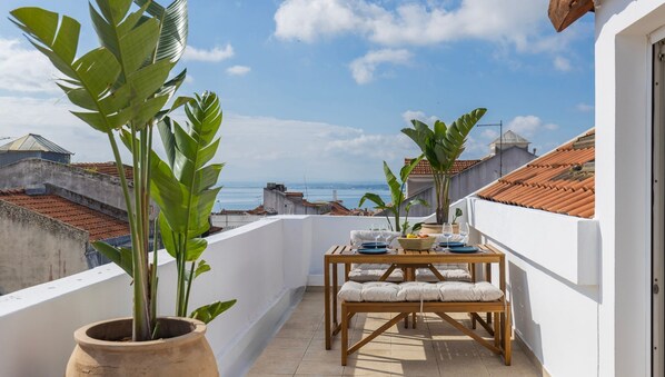 Enjoy al fresco meals with stunning views over the Tagus River—your private rooftop escape above the rooftops of Lisbon.
#LisbonViews #RooftopDining #AlfrescoLiving #LovelyStayHomes