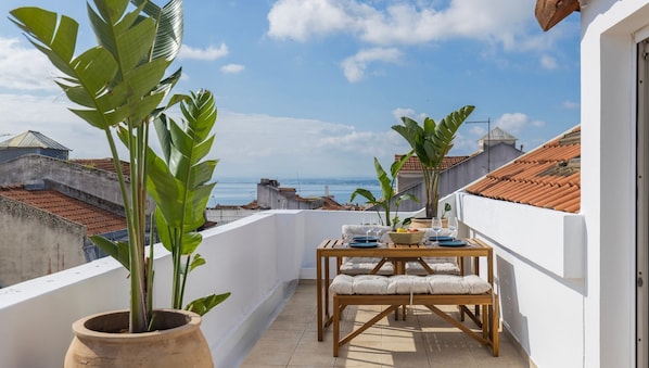 Enjoy al fresco meals with stunning views over the Tagus River—your private rooftop escape above the rooftops of Lisbon.
#LisbonViews #RooftopDining #AlfrescoLiving #LovelyStayHomes