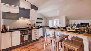 Cook like a local in this modern kitchen, complete with a breakfast bar for casual bites and wine-filled evenings.
#GourmetStay #LisbonApartment #CookAndStay #DesignKitchen