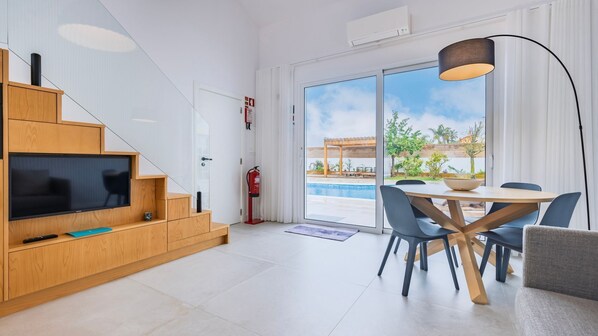A minimalist studio with garden view.
#minimalism #comfort #outdoor #portugal #pt #marisol