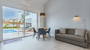 Enjoy your stay with fast wi-fi and a Smart TV.
#technology #comfort #vacation #portugal #pt #marisol