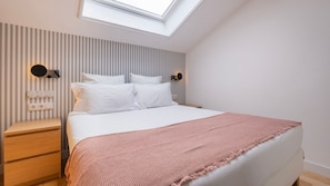A serene loft bedroom with a beautiful skylight above the bed.
#comfort #relax #stargazing #portugal #pt #marisol