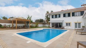Enjoy your vacation in this refreshing swimming pool.
#swimmingpool #garden #outdoor #portugal #pt #marisol