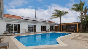 Enjoy your vacation in this refreshing swimming pool.
#swimmingpool #garden #outdoor #portugal #pt #marisol