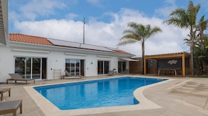 Enjoy your vacation in this refreshing swimming pool.
#swimmingpool #garden #outdoor #portugal #pt #marisol