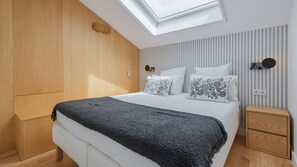 A serene loft bedroom with a beautiful skylight above the bed.
#comfort #relax #stargazing #portugal #pt #marisol