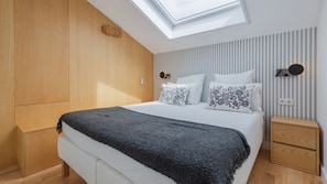 A serene loft bedroom with a beautiful skylight above the bed.
#comfort #relax #stargazing #portugal #pt #marisol