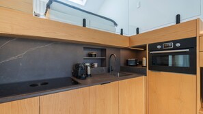 A modern kitchenette with high quality appliances and utensils.
#modern #quality #portugal #pt #marisol
