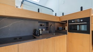 A modern kitchenette with high quality appliances and utensils.
#modern #quality #portugal #pt #marisol