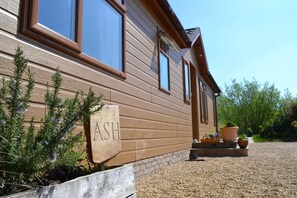 Front entrance to Ash lodge