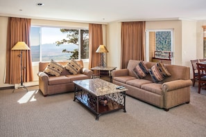 Stay in our rustic and charming unit with a mountain view!