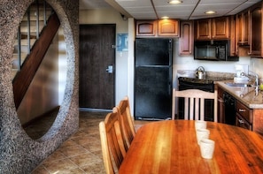 Prepare meals in the fully equipped kitchen and enjoy them together at the dining table.